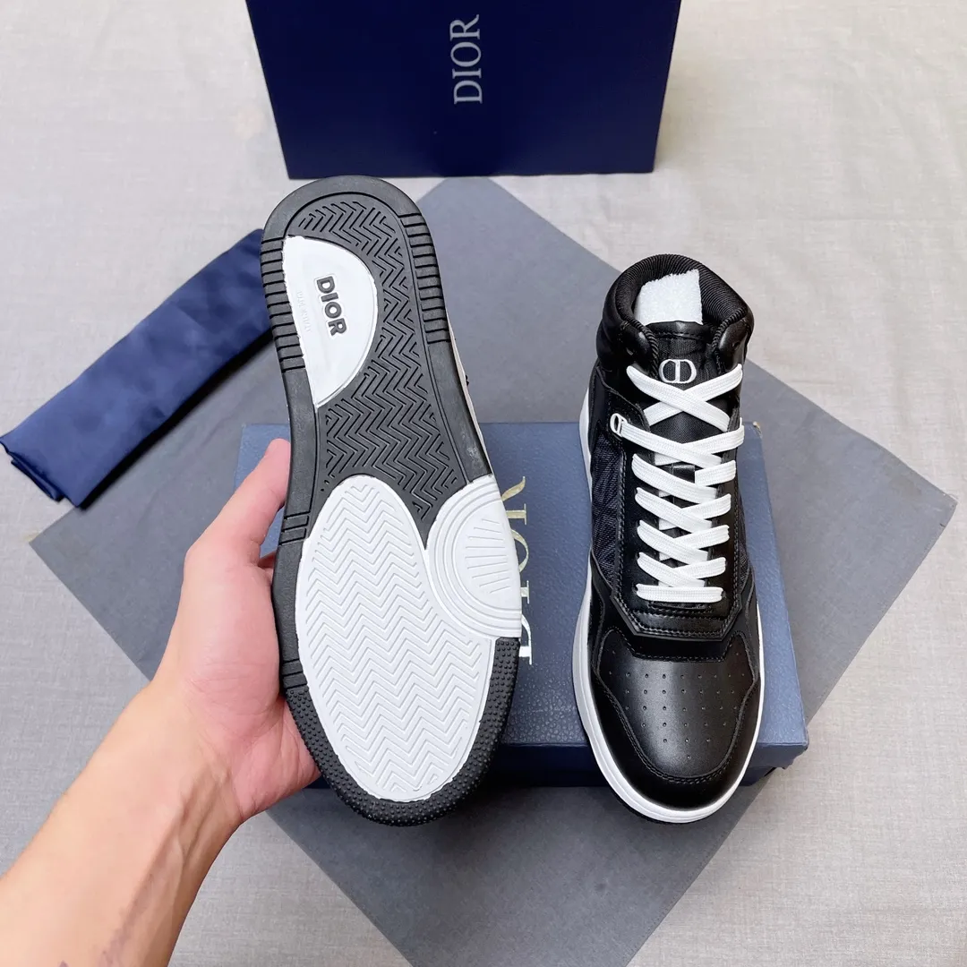 p440 "Dio*" mid-top B27 casual sneakers. This B27 high-top sneaker is a new product in the series and continues Di*r's classic style. Crafted from gray and white smooth calf leather with beige and black Oblique print panels on the sides. The "CD Icon" shaped shoelace eyelets are clever and delicate, and the two-color rubber sole, rear collar and heel are all equipped with the brand's iconic details to enhance the style. Oblique printed straps at the ankle allow for an adjustable fit to complement the overall design. Fashionable and versatile, it can complement any look. Create an exquisite design with unique dynamic vitality and modern atmosphere, presented in low-top and high-top styles. This new must-have shoe adds a new dimension to Dior's archive heritage, embodying modern elegance. Purchase the original version and make it 1:1. If you need top quality, please come to me! Male 38-44! No. 067